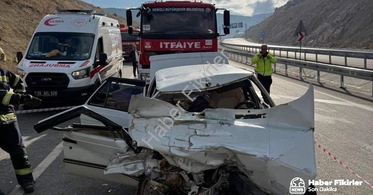 "Denizli Honaz'da Feci Kaza: Otomobil Kamyona Çarptı, Acı Haber Geldi" başlıklı haber için fotoreali